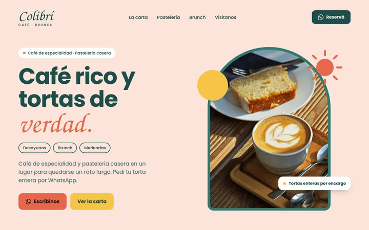 Demo de página para una cafetería: colores rosa, verde y amarillo, la foto de un café con arte latte y una porción de torta y botón de WhatsApp.